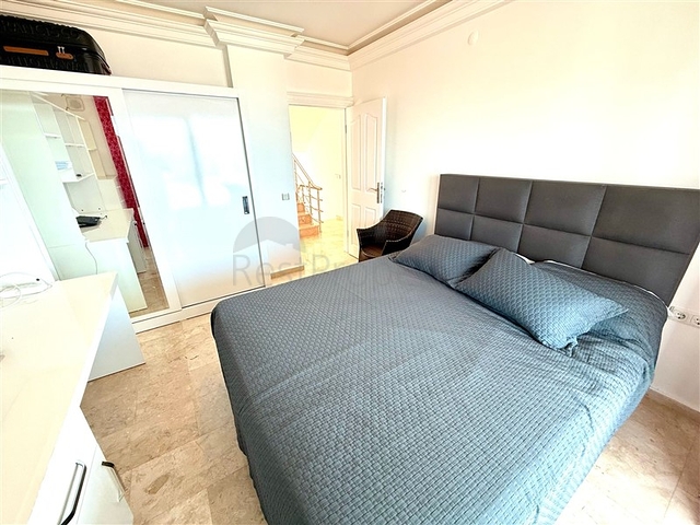 Простора мебльована вілла з терасою і басейном в оточенні природи