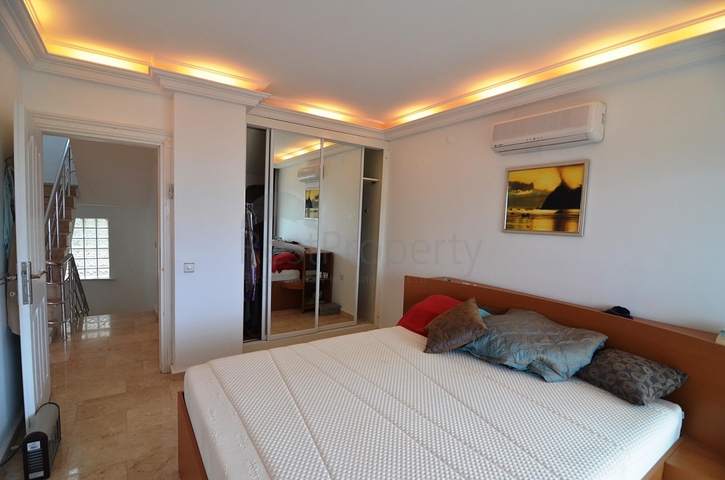 Простора мебльована вілла з терасою і басейном в оточенні природи