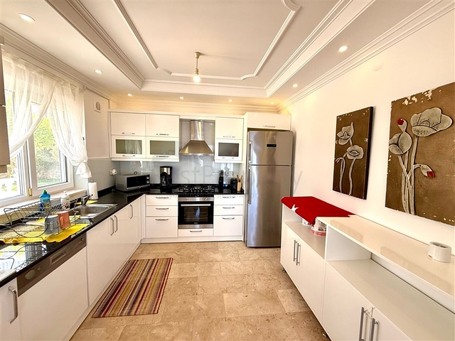 Простора мебльована вілла з терасою і басейном в оточенні природи