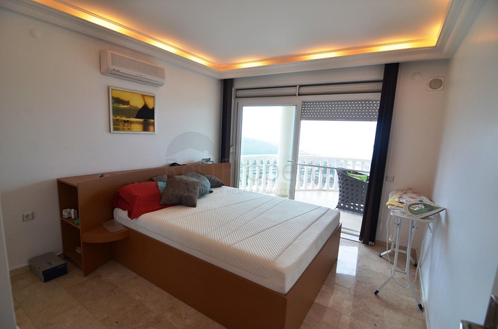 Простора мебльована вілла з терасою і басейном в оточенні природи