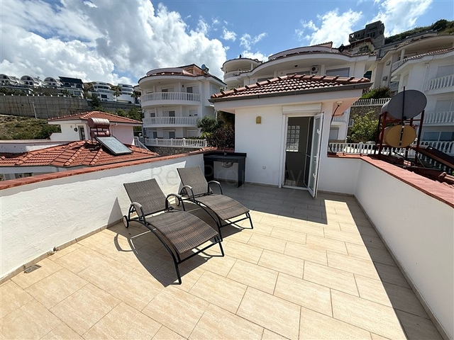 Простора мебльована вілла з терасою і басейном в оточенні природи