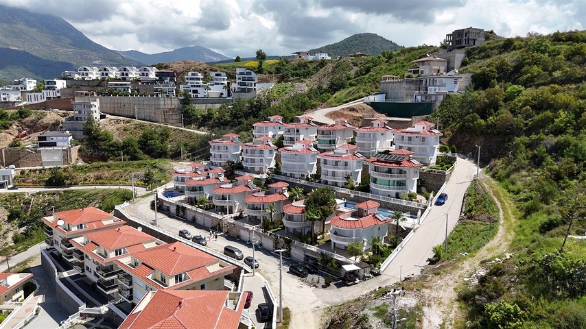 Простора мебльована вілла з терасою і басейном в оточенні природи