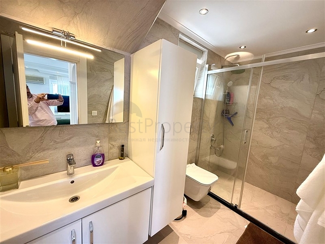 Простора мебльована вілла з терасою і басейном в оточенні природи