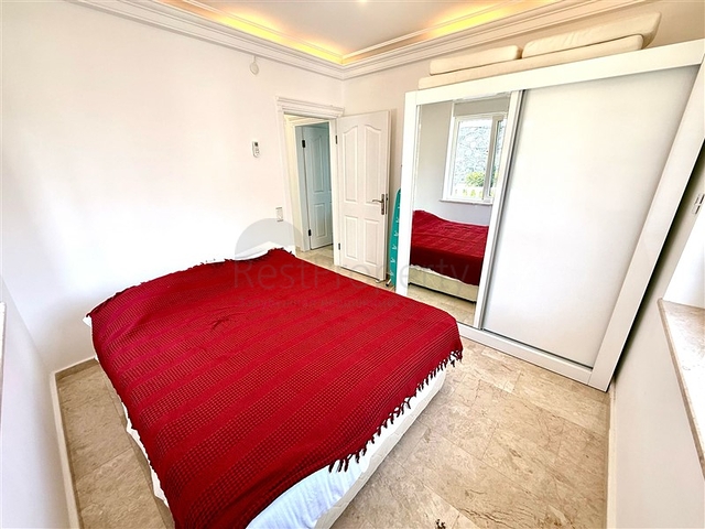 Простора мебльована вілла з терасою і басейном в оточенні природи