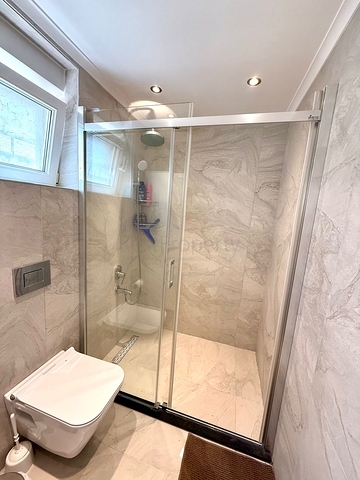 Простора мебльована вілла з терасою і басейном в оточенні природи