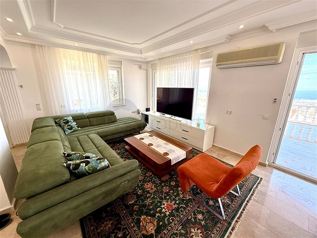 Простора мебльована вілла з терасою і басейном в оточенні природи