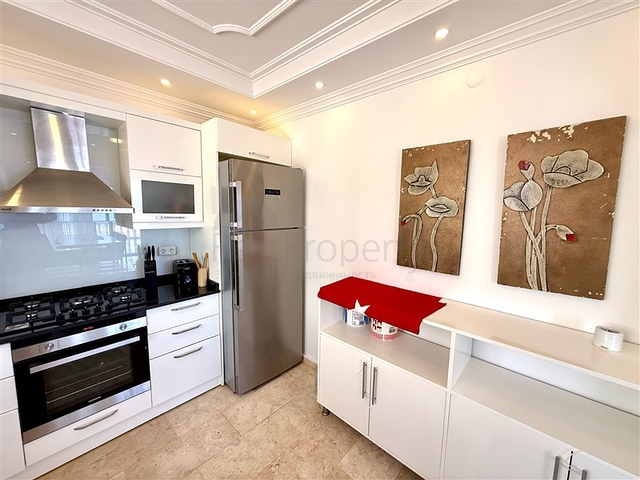 Простора мебльована вілла з терасою і басейном в оточенні природи