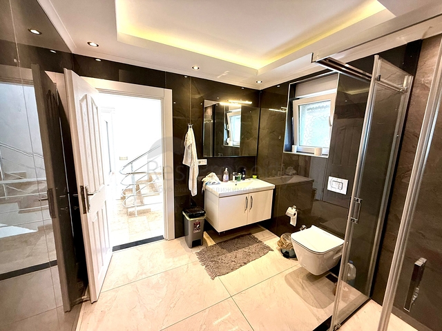 Простора мебльована вілла з терасою і басейном в оточенні природи