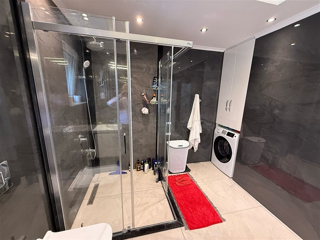 Простора мебльована вілла з терасою і басейном в оточенні природи