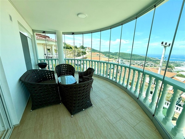 Простора мебльована вілла з терасою і басейном в оточенні природи