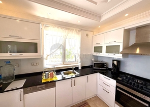 Простора мебльована вілла з терасою і басейном в оточенні природи