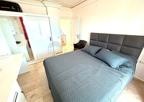 Простора мебльована вілла з терасою і басейном в оточенні природи