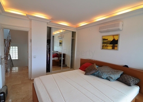 Простора мебльована вілла з терасою і басейном в оточенні природи