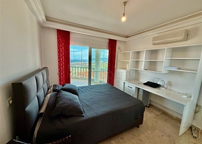 Простора мебльована вілла з терасою і басейном в оточенні природи