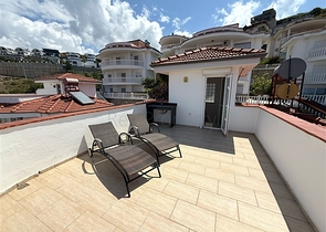 Простора мебльована вілла з терасою і басейном в оточенні природи