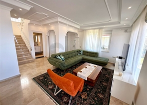 Простора мебльована вілла з терасою і басейном в оточенні природи