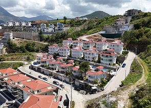 Простора мебльована вілла з терасою і басейном в оточенні природи