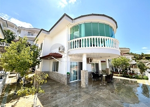 Простора мебльована вілла з терасою і басейном в оточенні природи