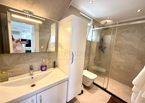 Простора мебльована вілла з терасою і басейном в оточенні природи