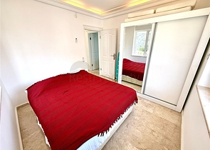 Простора мебльована вілла з терасою і басейном в оточенні природи