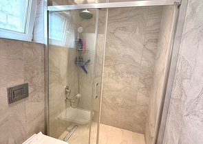 Простора мебльована вілла з терасою і басейном в оточенні природи