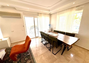 Простора мебльована вілла з терасою і басейном в оточенні природи