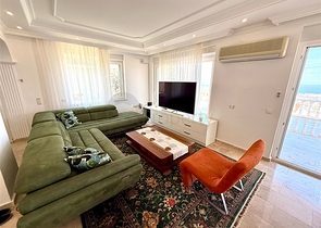 Простора мебльована вілла з терасою і басейном в оточенні природи