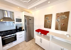 Простора мебльована вілла з терасою і басейном в оточенні природи