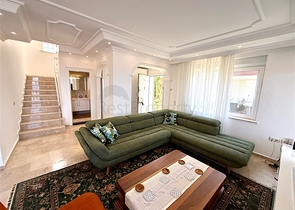 Простора мебльована вілла з терасою і басейном в оточенні природи