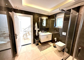 Простора мебльована вілла з терасою і басейном в оточенні природи