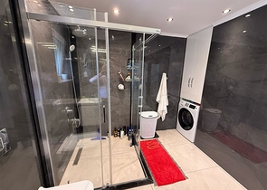 Простора мебльована вілла з терасою і басейном в оточенні природи