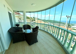 Простора мебльована вілла з терасою і басейном в оточенні природи