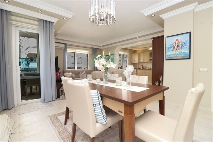 Дворівнева мебльована квартира 3 + 1 з просторою терасою в центрі Аланії