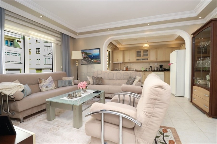 Дворівнева мебльована квартира 3 + 1 з просторою терасою в центрі Аланії