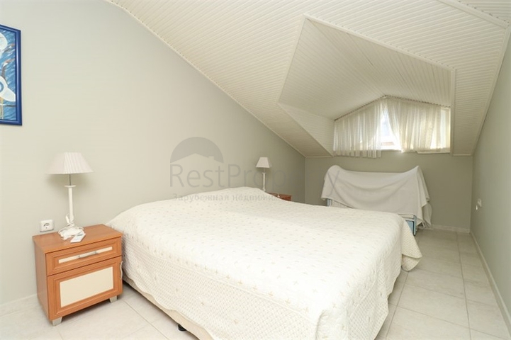 Дворівнева мебльована квартира 3 + 1 з просторою терасою в центрі Аланії