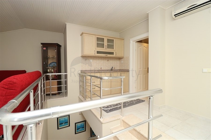 Дворівнева мебльована квартира 3 + 1 з просторою терасою в центрі Аланії