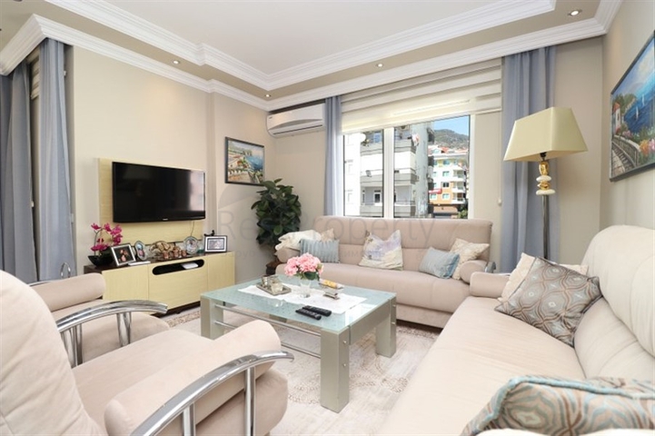 Дворівнева мебльована квартира 3 + 1 з просторою терасою в центрі Аланії