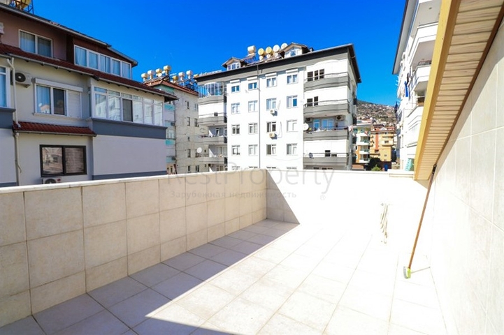 Дворівнева мебльована квартира 3 + 1 з просторою терасою в центрі Аланії