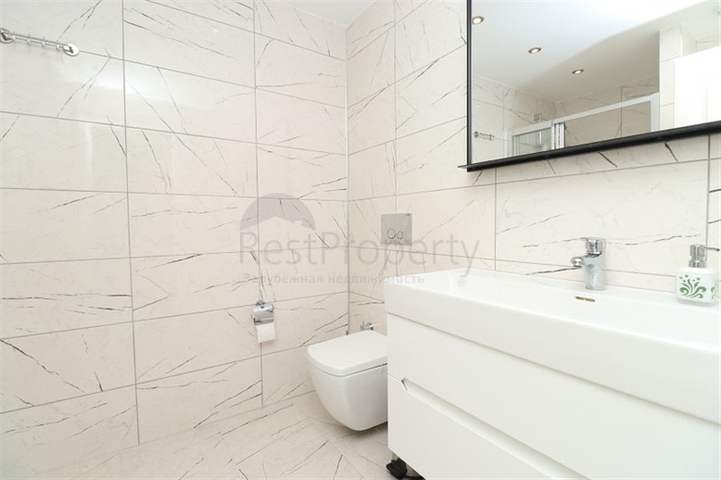 Дворівнева мебльована квартира 3 + 1 з просторою терасою в центрі Аланії