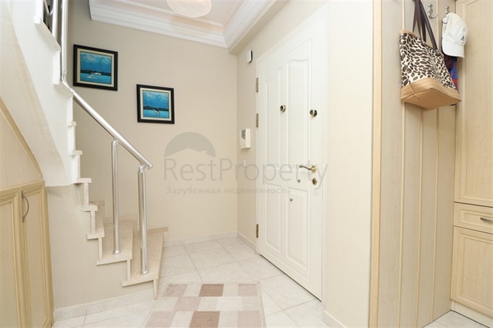 Дворівнева мебльована квартира 3 + 1 з просторою терасою в центрі Аланії