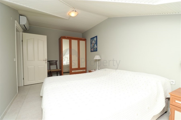 Дворівнева мебльована квартира 3 + 1 з просторою терасою в центрі Аланії