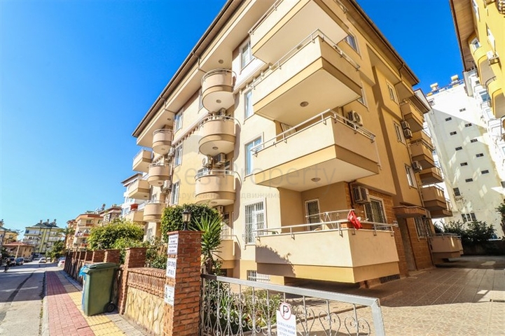 Дворівнева мебльована квартира 3 + 1 з просторою терасою в центрі Аланії