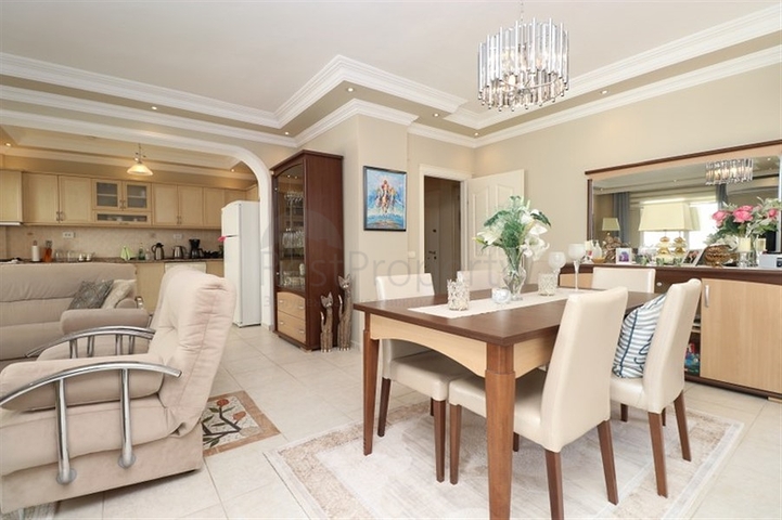 Дворівнева мебльована квартира 3 + 1 з просторою терасою в центрі Аланії