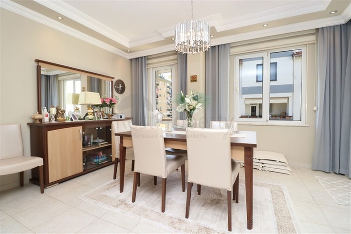 Дворівнева мебльована квартира 3 + 1 з просторою терасою в центрі Аланії