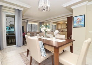 Дворівнева мебльована квартира 3 + 1 з просторою терасою в центрі Аланії