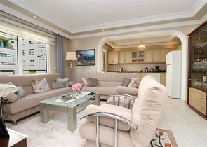 Дворівнева мебльована квартира 3 + 1 з просторою терасою в центрі Аланії