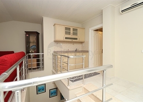 Дворівнева мебльована квартира 3 + 1 з просторою терасою в центрі Аланії