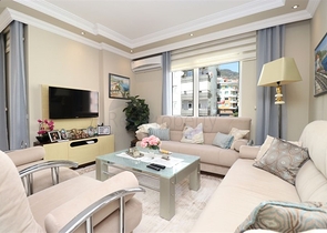 Дворівнева мебльована квартира 3 + 1 з просторою терасою в центрі Аланії