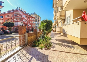 Дворівнева мебльована квартира 3 + 1 з просторою терасою в центрі Аланії