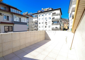 Дворівнева мебльована квартира 3 + 1 з просторою терасою в центрі Аланії